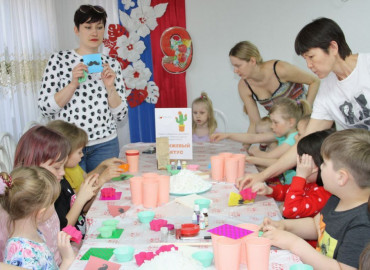 "Оранжевый кактус": в Хакасии организовали творческие мастер-классы для особенных детей